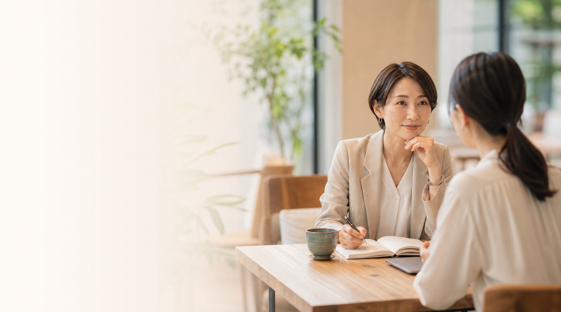コーチが相談者の話を丁寧に聴いているメインビジュアル